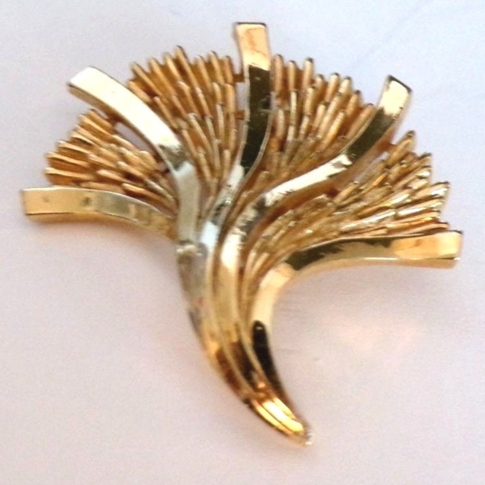Vintage Trifari Abstract Brooch Pin MCM Gold Tone 2" X 2" Textured Smooth‎